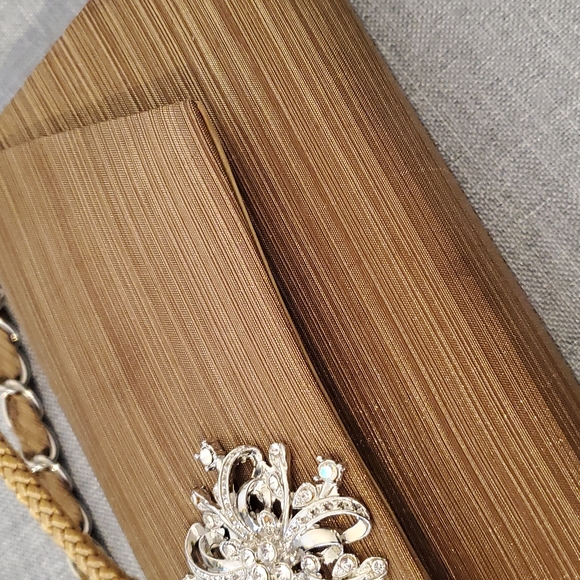 Shimmery  Green/Tan Clutch - Picture 4 of 6